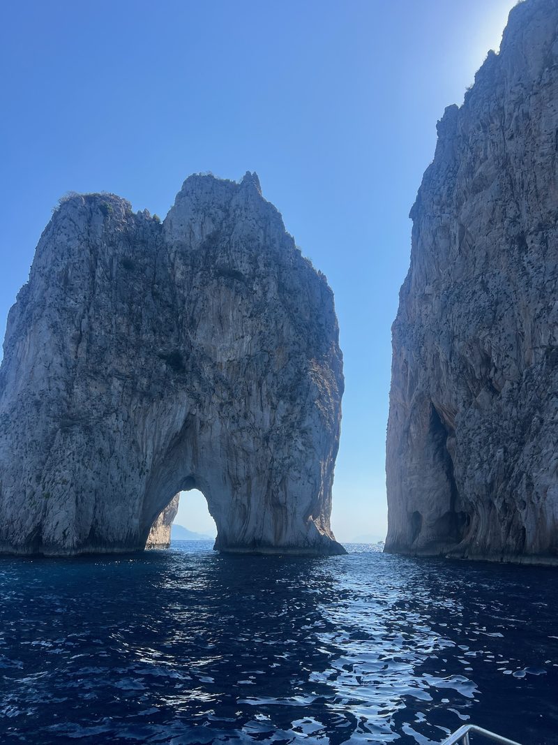 L'arco naturale dei Faraglioni visto dal mare