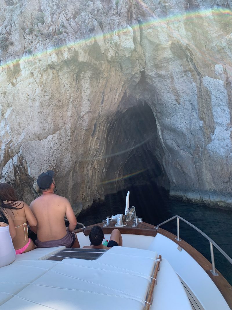 L'ingresso di una grotta marina lungo la costa di Capri
