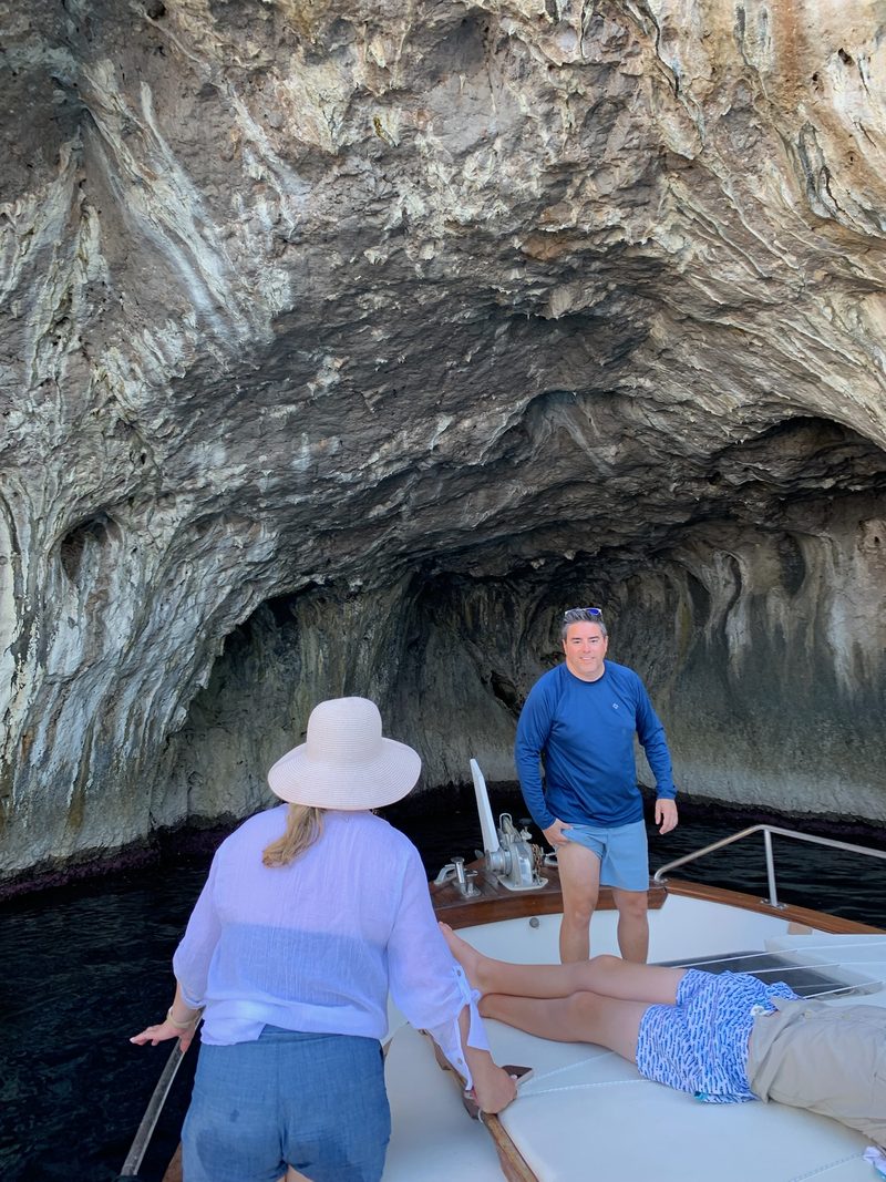 Ospiti a prua all'ingresso della grotta