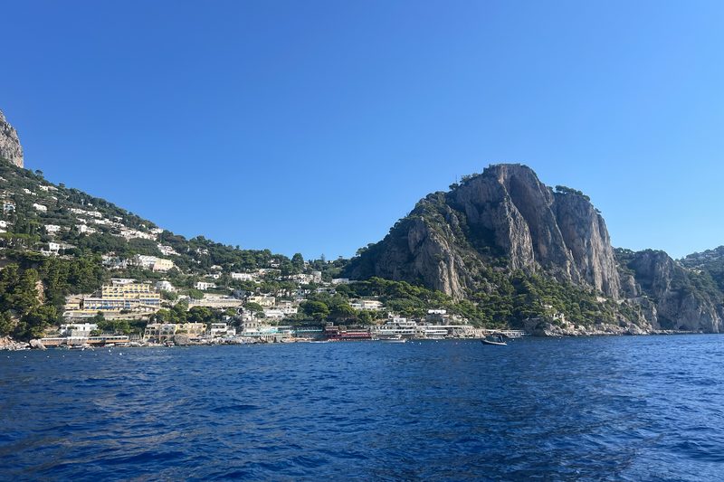 Il profilo di Capri e il Monte Solaro visti dal mare