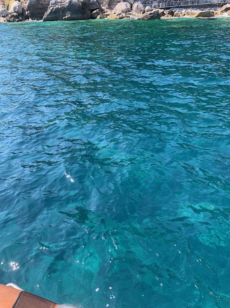 L'acqua turchese e trasparente della Costiera