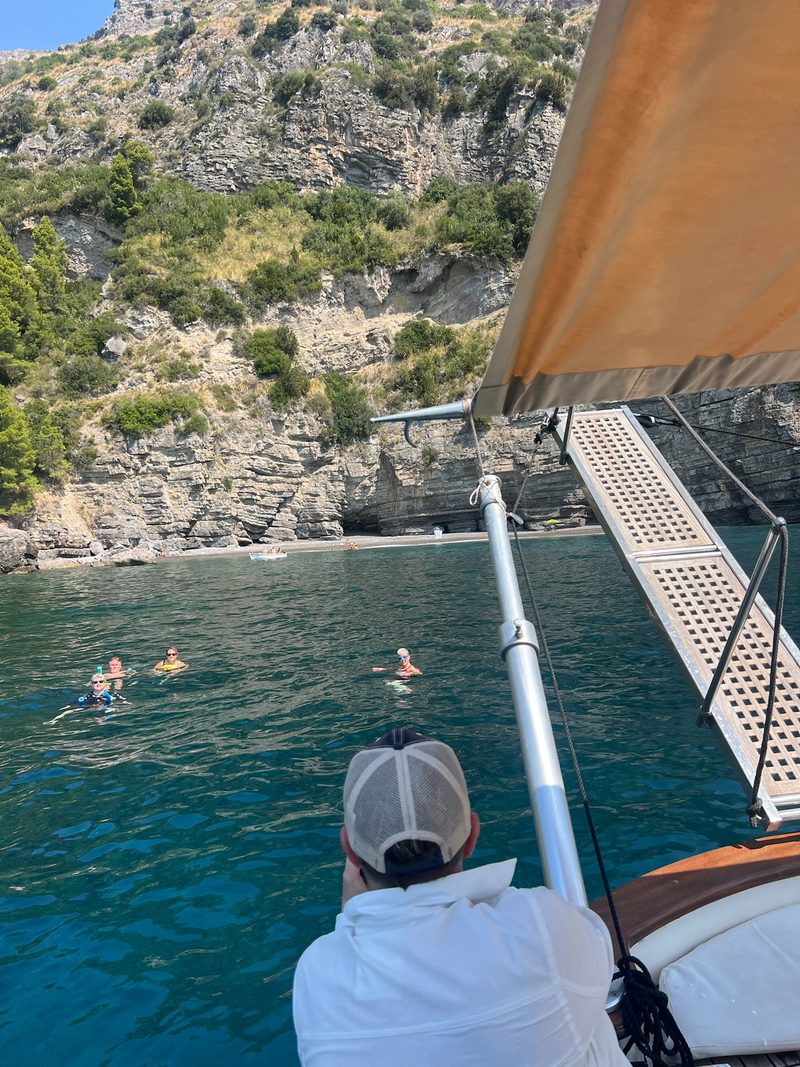 Sosta bagno sotto le falesie della Costiera