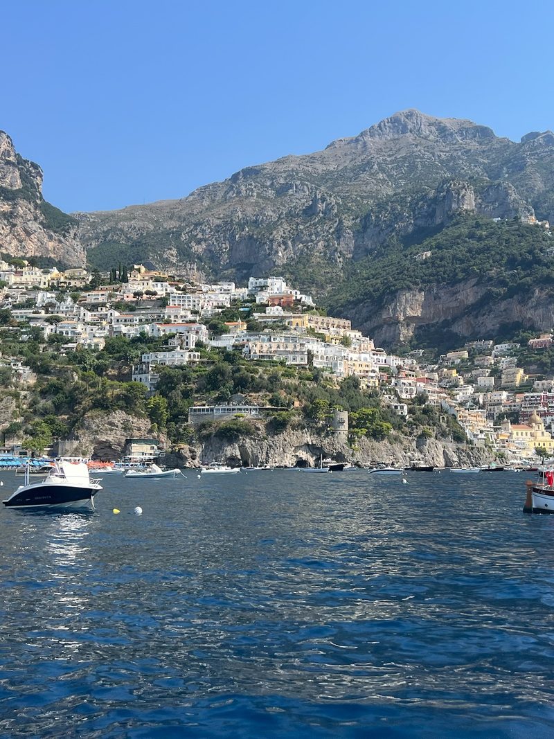Positano vista dal mare con le barche alla fonda