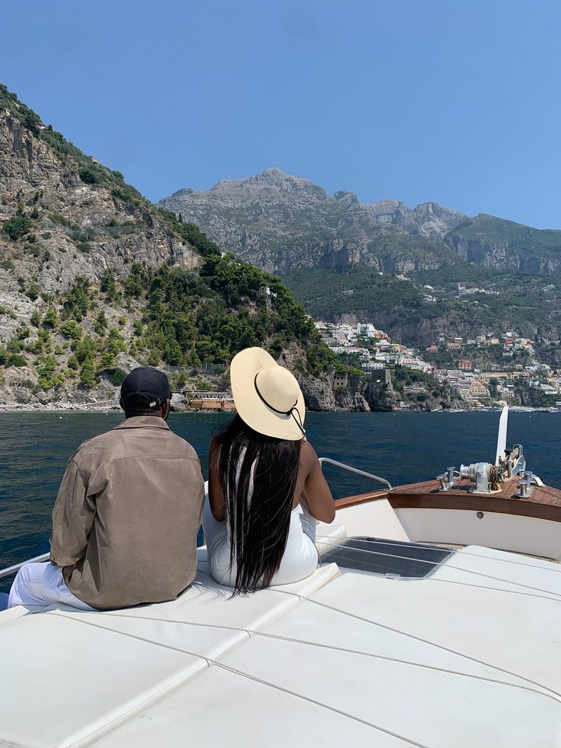 Ospiti a prua davanti alle falesie di Praiano
