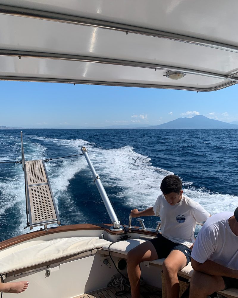 Lo skipper al timone dello Sciallino 33 durante la navigazione