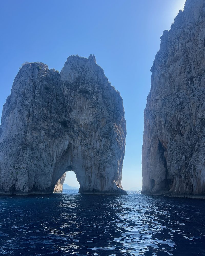 L'arco dei Faraglioni di Capri visto dalla barca