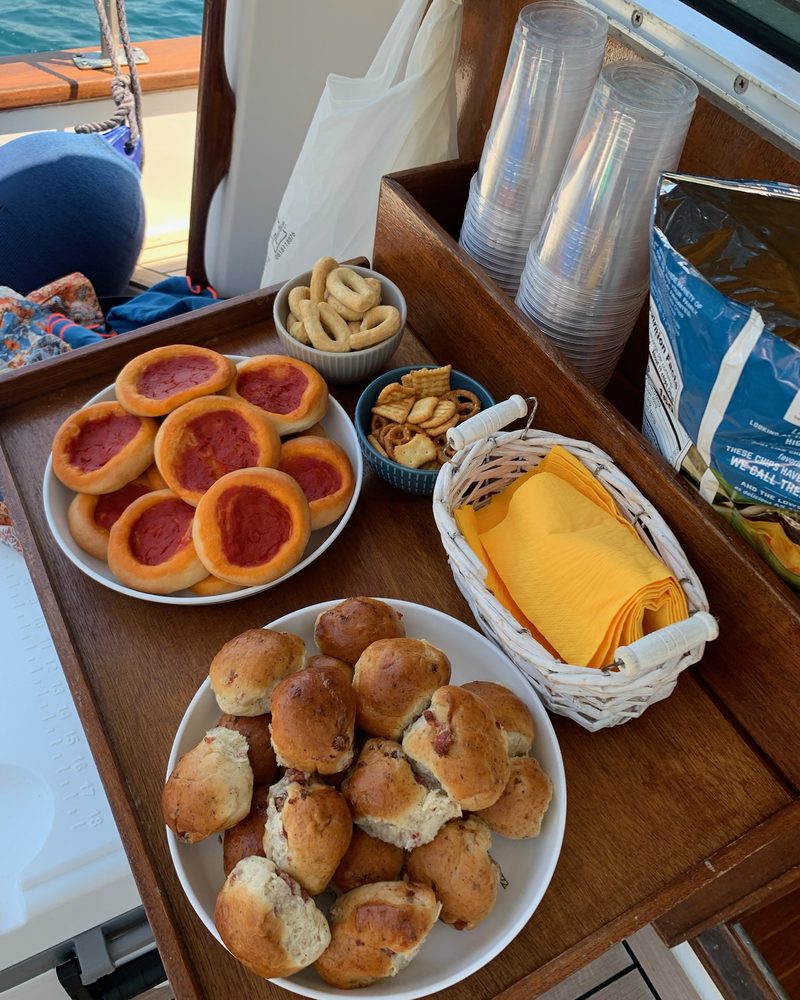 Il vassoio dell'aperitivo servito a bordo, con taralli e pomodorini