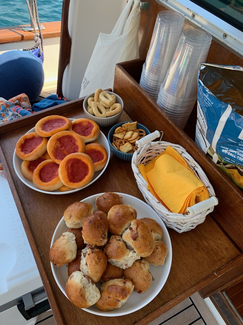Il vassoio dell'aperitivo servito a bordo