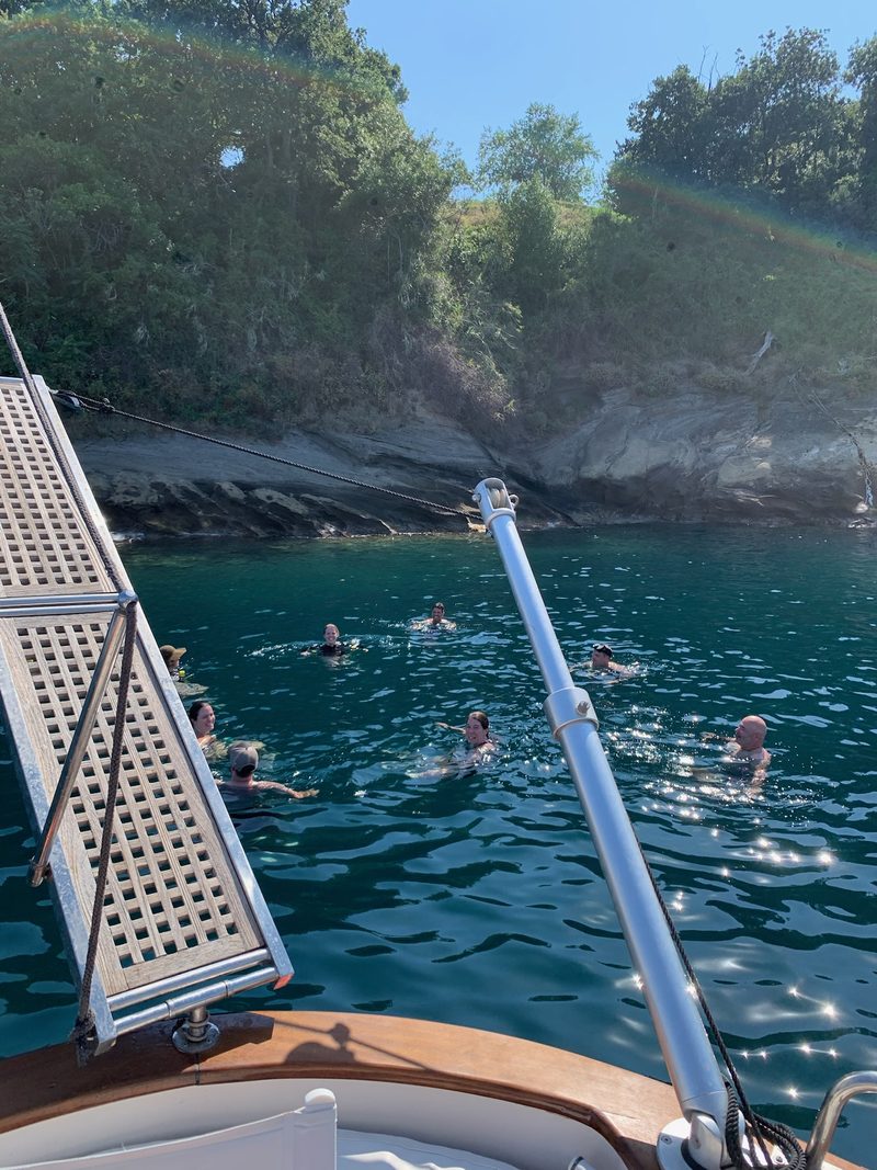 Sosta bagno alla Gaiola con la passerella calata