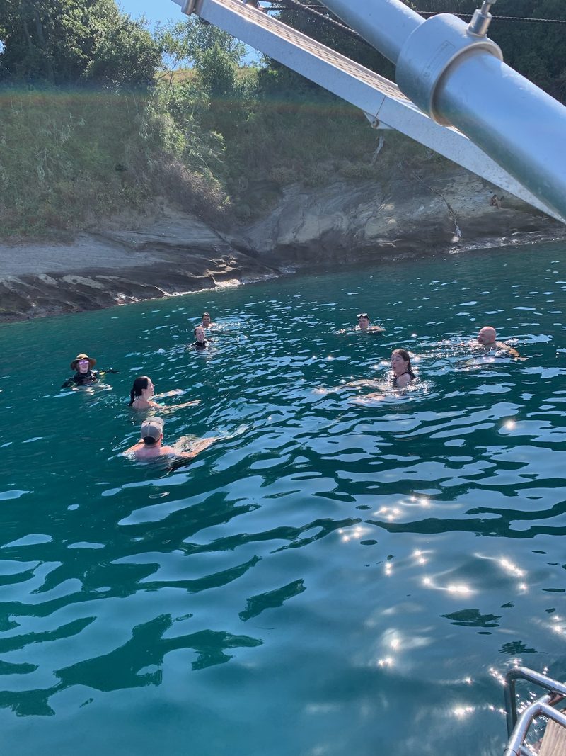 Ospiti che nuotano nell'acqua trasparente della riserva
