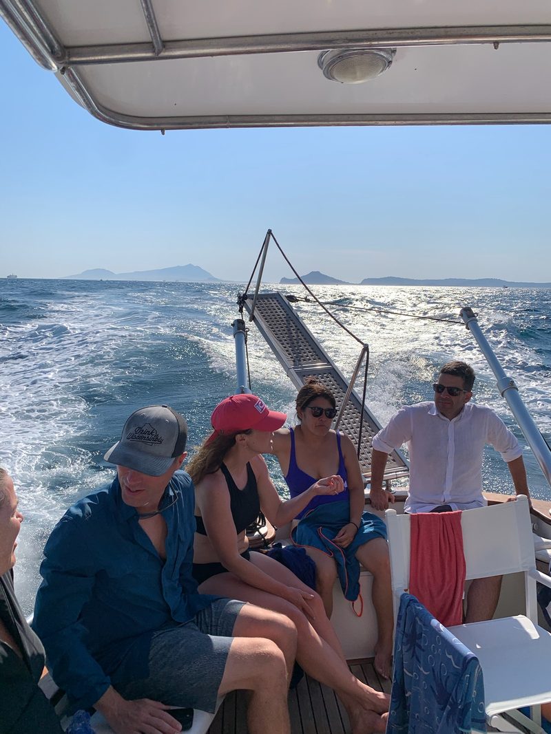 Ospiti seduti nel pozzetto in teak durante la navigazione