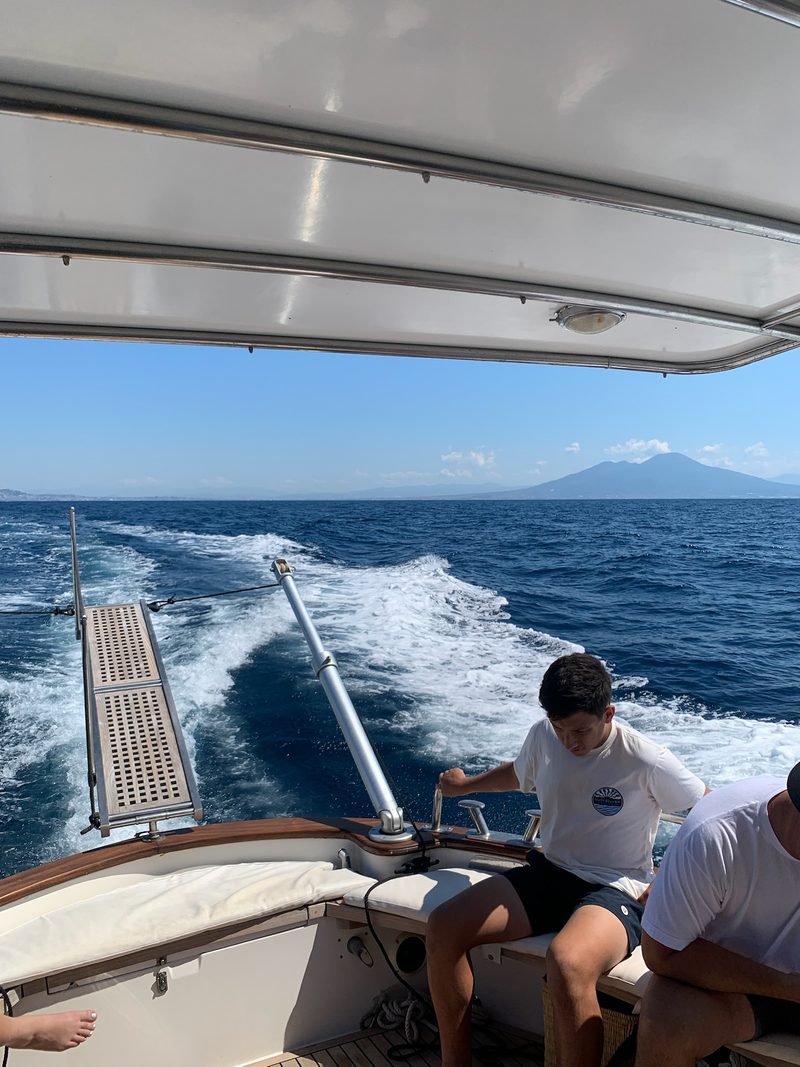Lo skipper al timone lungo la costa di Posillipo