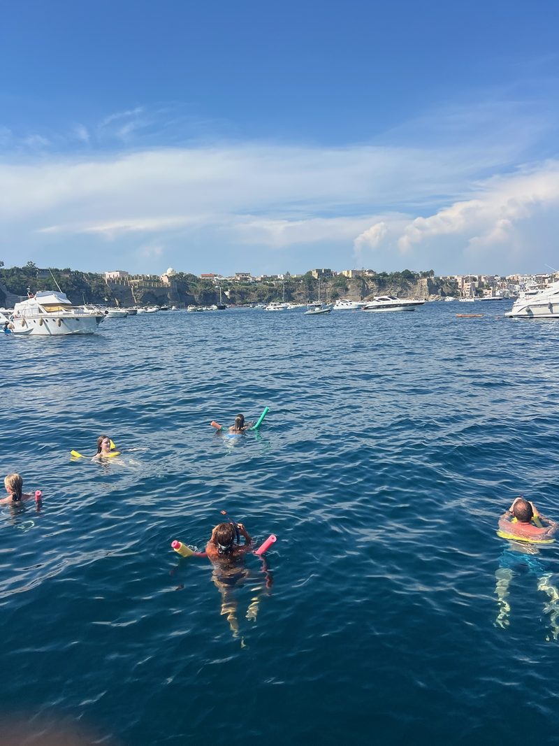 Sosta bagno nelle acque davanti a Procida