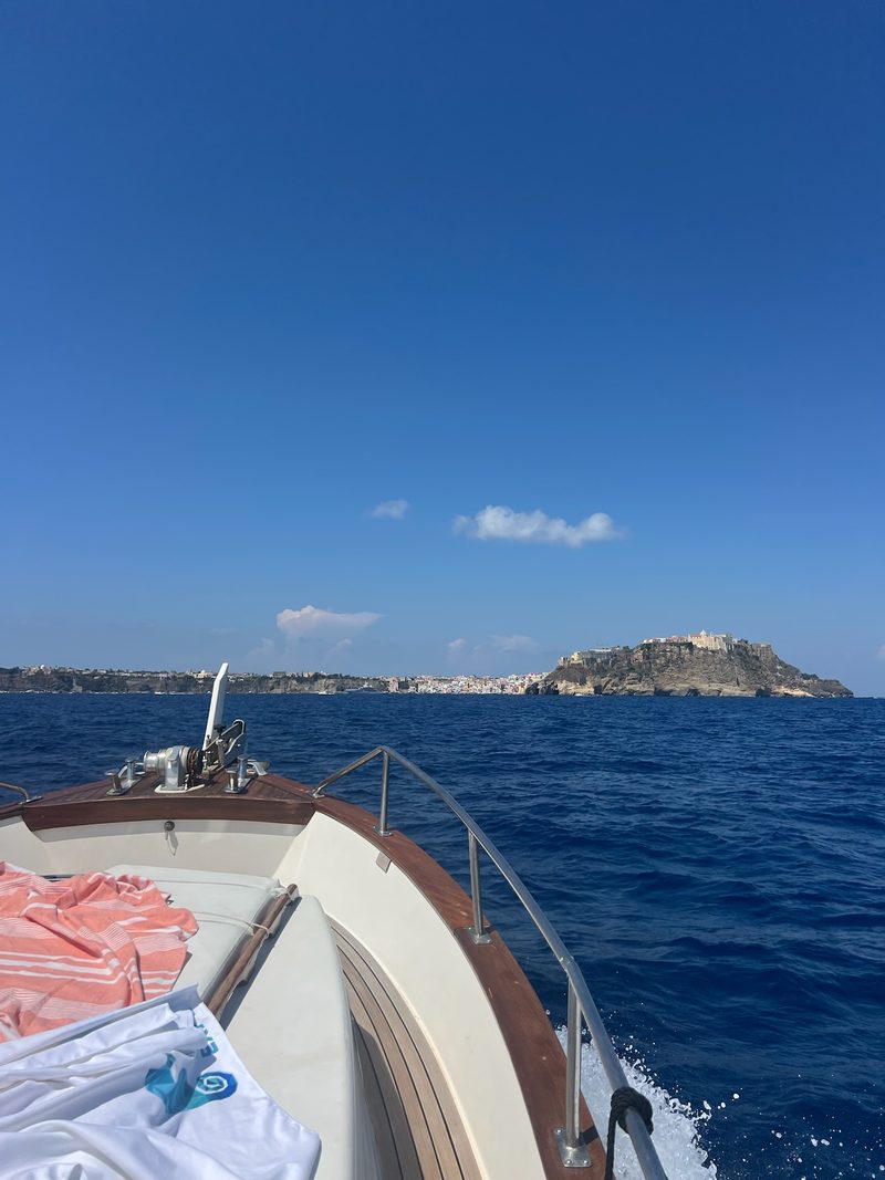 L'isolotto di Vivara all'orizzonte
